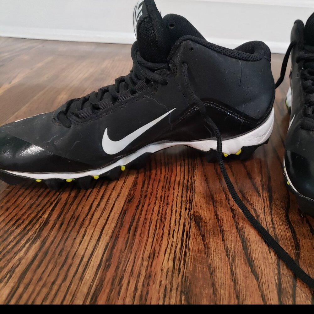 NIKE Alpha Football Cleat Youth Size 7